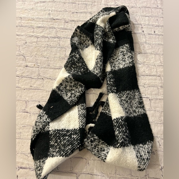 VICTORIA’S SECRET CHUNKY PLAID BLACK AND WHITE WITH FRINGE OVERSIZED SCARF - Picture 2 of 7
